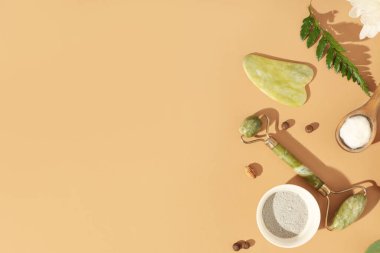 Bej arka planda yüz masajı araçları ve kozmetik maske için doğal malzemeler