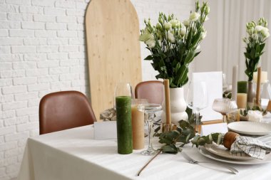 Mutluluk çiçekleri ve okaliptüslerle dolu güzel bir sofra.