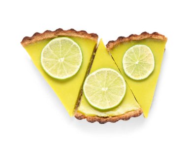 Beyaz arka planda lezzetli limonlu tart parçaları