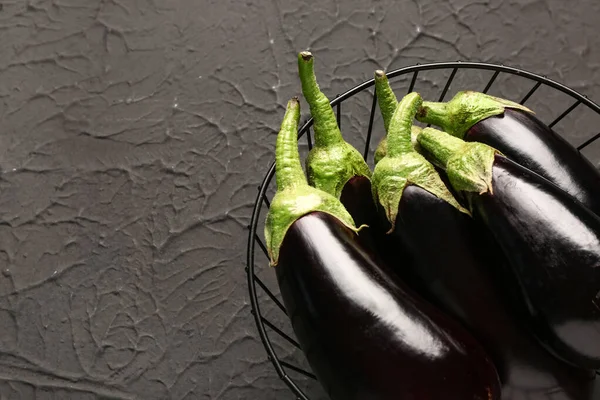 Siyah arka planda taze patlıcan sepeti.