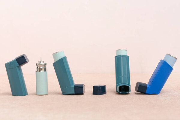 Современные ингаляторы на розовом столе