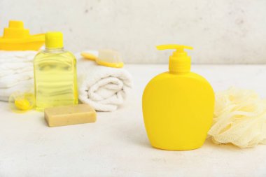 Hafif arka plandaki çocuklar için banyo süngeri ve bir şişe kozmetik ürünü, yakın plan