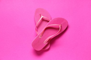 Pembe arka planda plaj terlikleri