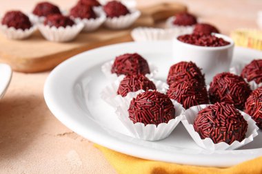 Kağıt bardaklarda çikolatalı trüf tabağı, yakın plan.