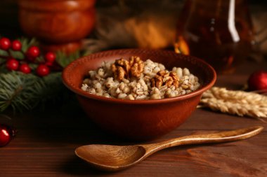 Bir kase geleneksel Ukrayna Kutya yemeği ve ahşap arka planda Noel ağacı dalı