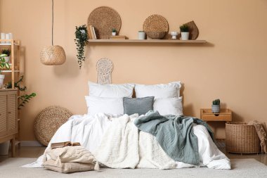 Şık bir yatak odası, rahat bir yatak odası, ahşap bir dolap ve raflarda bitkiler.