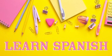 Sarı zemin üzerine farklı okul kırtasiyesi ve not defterleri.