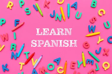 Renkli harflerden ve pembe arkaplandaki işaretlerden oluşan çerçeve