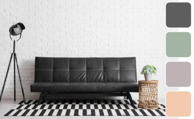 Siyah deri kanepe, lamba ve oturma odasında saksı olan masa. Farklı renk desenleri