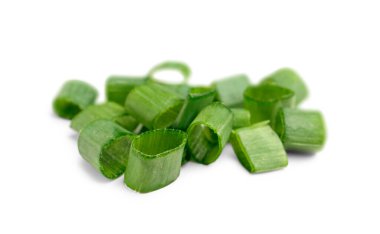 Beyaz arkaplanda kesilmiş yeşil soğan yığını