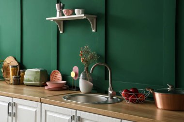 Modern mutfakta lavabolu ahşap tezgah ve çatal bıçak.