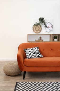 Tahtası, kanepesi ve raf ünitesi olan oturma odasının içinde.