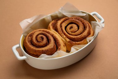 Kahverengi arka planda lezzetli tarçınlı börek pişirme