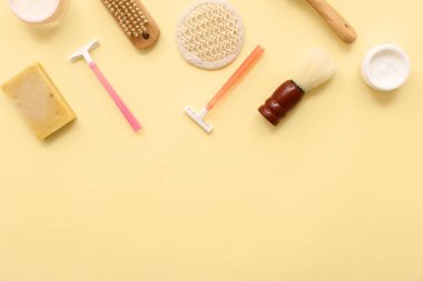 Arka planda fırça, sabun ve krem kavanozlu güvenlik jiletleri