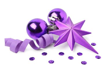 Dekoratif yıldızlı Noel baloları, beyaz arka planda pullar ve yılangiller.