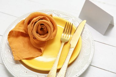Beyaz ahşap arka planda peçeteden yapılmış güzel masa örtüsü.