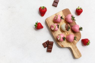 Beyaz arka planda çikolata kaplı çilekli ahşap tahta.