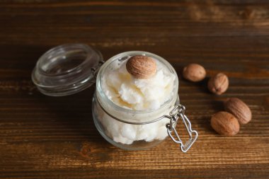 Shea tereyağlı cam kavanoz ve ahşap fındıklı.