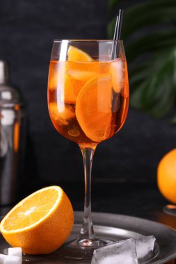 Aperol spritz siyah arka plan üzerine kokteyl bardak