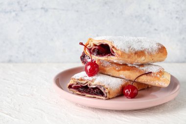 Beyaz arka planda vişneli turta tabağı.