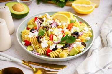 Masada geleneksel makarna salatası ile tabak.