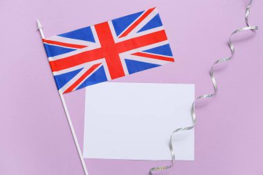 Guy Fawkes için boş kart Büyük Britanya bayrağı ve mor arka planda kurdele ile gece