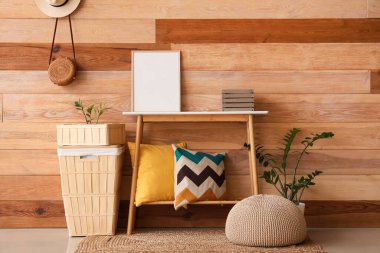 Odanın içi ahşap masa, sepet ve puf