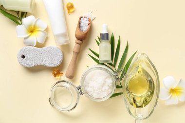 Renk arkaplan üzerinde doğal vücut fırçası, kozmetik ürünleri ve tropikal çiçekler bulunan kompozisyon