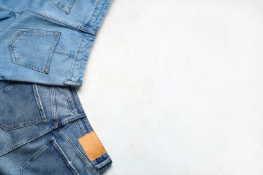 Beyaz arkaplanda şık bir kot pantolon.