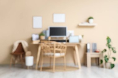 Ofisinde modern bilgisayar olan şık bir iş yeri. Bulanık görünüm