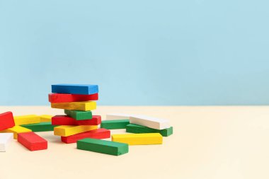 Renk arkaplanındaki renkli yapı taşları