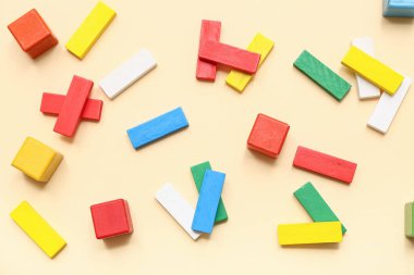 Renk arkaplanındaki farklı renkli yapı taşları