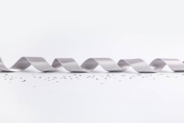 Gümüş yılanbalığı ve gri arka planda parıltılar