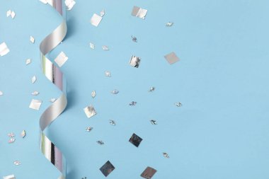 Mavi arka planda gümüş yılanbalığı ve konfeti