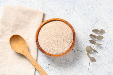 Hafif arka planda psyllium kabuk pudrası ile kase