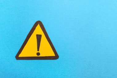 Arkaplanda ünlem işareti olan sarı üçgen