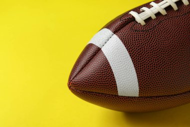 Sarı arkaplanda ragbi topu, yakın plan