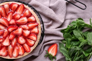 Tatlı çilekli turta ve nane şekeriyle dur, yakın plan.