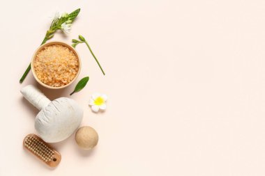 Renkli arka planda deniz tuzu, spa aksesuarları ve çiçeklerle kompozisyon