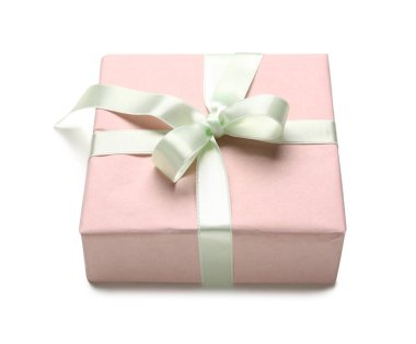 Beyaz arka planda pembe hediye kutusu. Uluslararası Kadınlar Günü