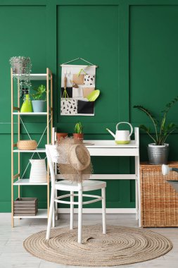 Bahçe aletleri, işyeri ve raf üniteli atölyenin içi