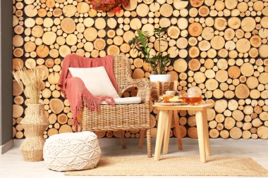 Koltuk ve kahve masası. Oturma odasının içinde yeşil çay var.