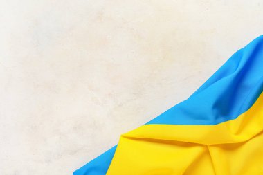 Grunge beyaz arka planda Ukrayna bayrağı, üst görünüm