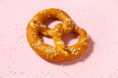 Pembe arka planda tuzlu kraker, yakın plan.