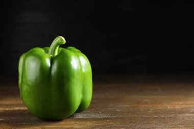 Tahta masada yeşil dolma biber