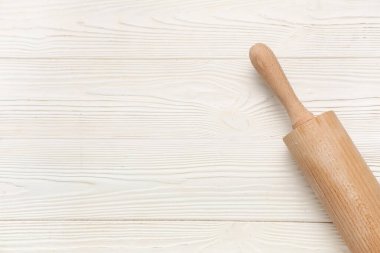 Beyaz ahşap arka planda yuvarlanan iğne