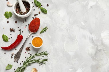 Beyaz grunge arka planda bitkiler ve baharatlarla kompozisyon