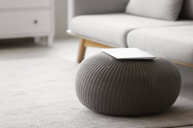 Laptop oturma odasında gri pouf üzerinde