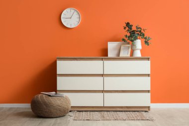 Klozet ve örgü pouf 'lu odanın içi.