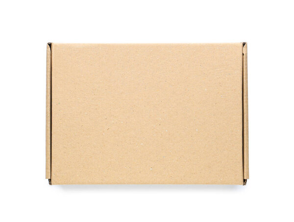 Картонные пакеты с этикеткой доставки и штрих-кодом на белом фоне